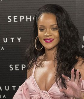 Rihanna lanza programa de becas para estudiantes sin recursos