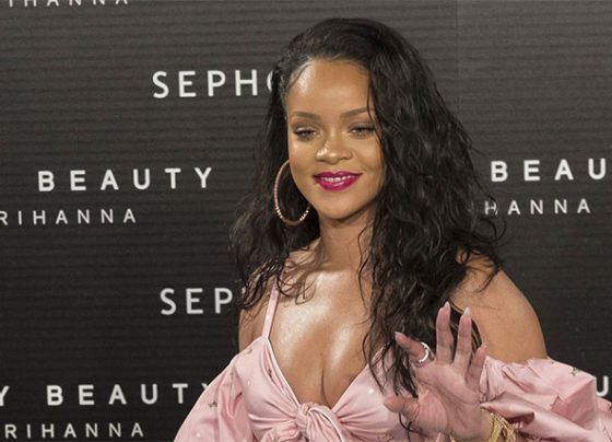 Rihanna lanza programa de becas para estudiantes sin recursos