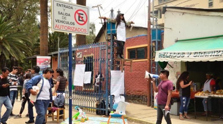 Una estudiante se crucificó en la puerta principal de la Universidad Mayor de San Simón (UMSS)