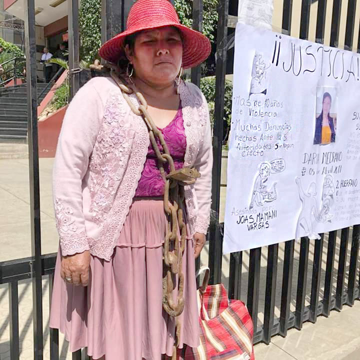 Madre se encadena a puertas del Tribunal de Justicia y exige que no liberen a feminicida de su hija