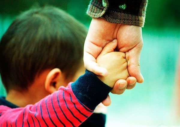 Ejecutivo alista ley para reactivar adopción de menores y superar dos años de parálisis