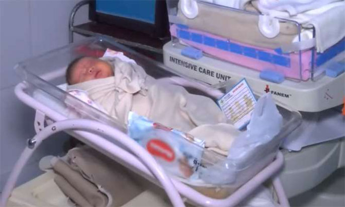 Un ‘súper bebé’ nació en la maternidad Percy Boland, pesó 5,935 kilos y midió 61 centímetros