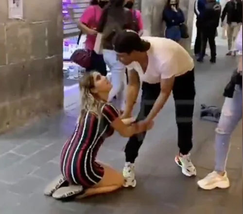 VIDEO: De rodillas en plena calle le pide al ex que regrese con ella