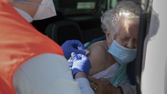 Detienen a dos mujeres que se disfrazaron de abuelas para vacunarse contra el Covid-19.