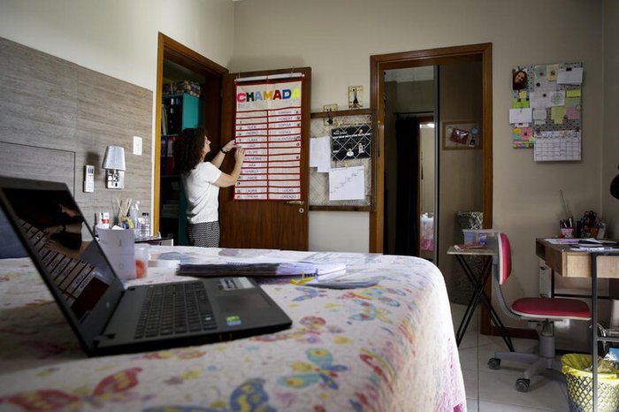 Profesora 24 horas: en una habitación, el retrato de la mezcla de la escuela y la vida privada