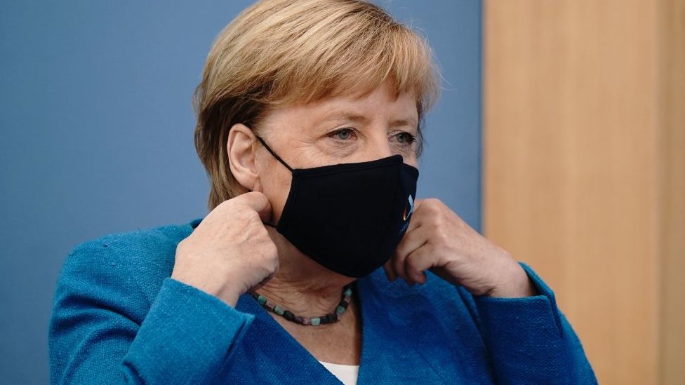 La canciller alemana Angela Merkel con una mascarilla facial.