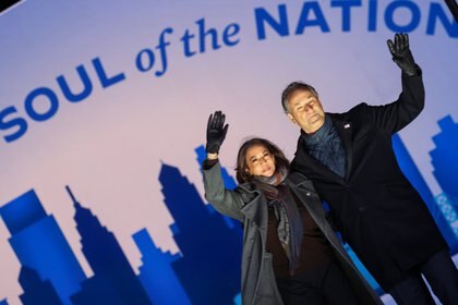 Kamala junto a su esposo Douglas Emhoff durante un acto en Filadelfia, Pennsylvania. REUTERS/Jonathan Ernst