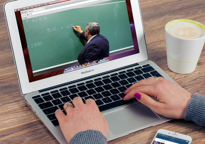COVID-19: Educación en línea va más allá de dar clases por ...